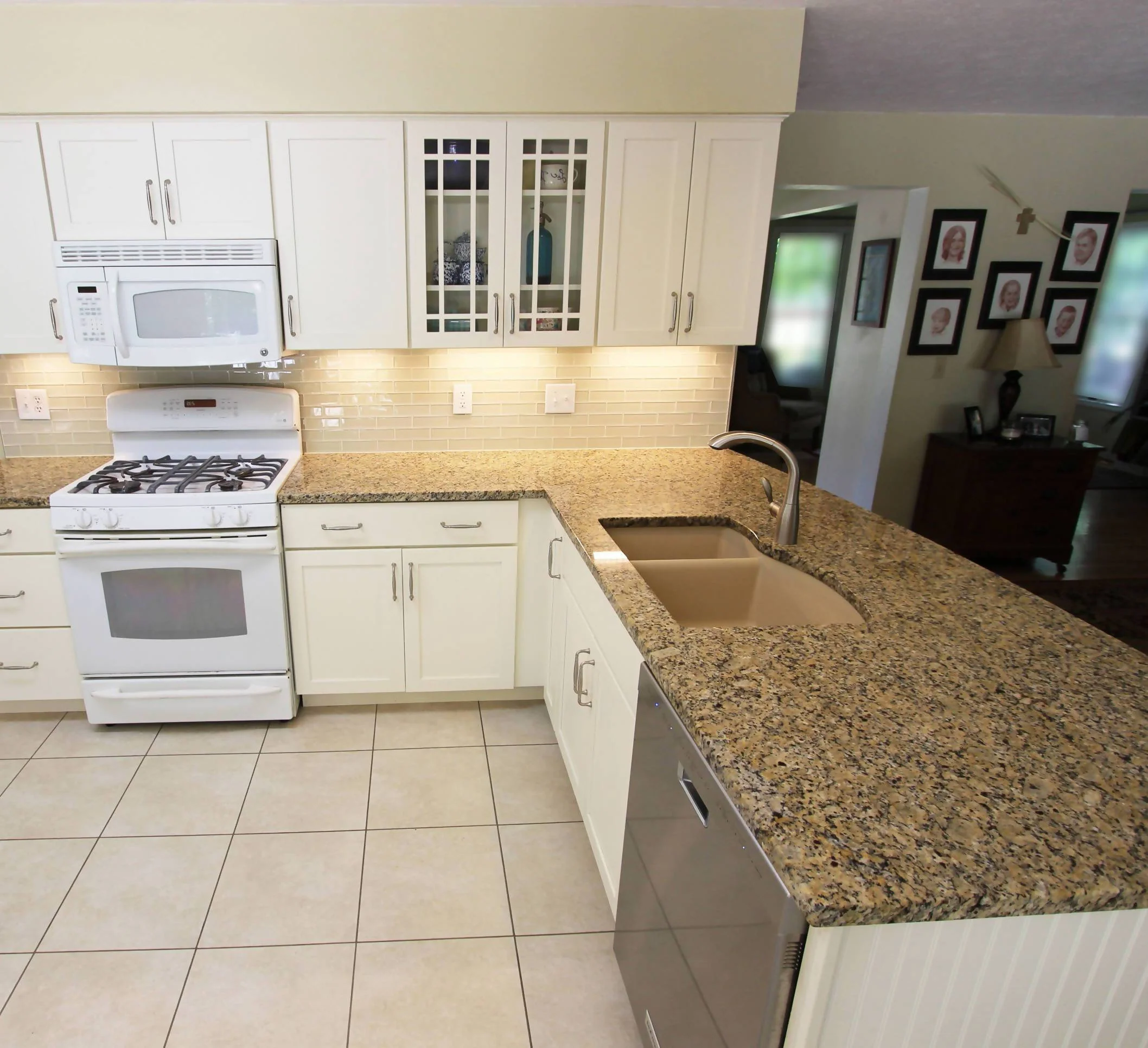 NEW VENETIAN GOLD GRANITE - Image 2